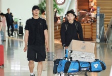 '봉쇄 시위'에 오상욱 등 펜싱 국대, '남의 칼' 들고 출국