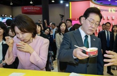 이 대통령 부부, 멕시코서 '한강 라면' 시식…'K엑스포'서 국내 기업 격려