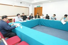 [포토][2005 KBL 스프링미팅]경기기술 분과 회의중인 10개 구단 코칭스탭들