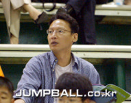 경기장 찾은 오성식 SK 스카우터