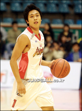 [KBL] 김태술(SK)이 살인미소를 날리며 드리블 하고있다.