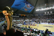 [KBL] KCC홈관중의 열광적인 응원으로 경기장이 뜨겁다