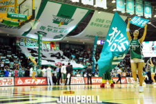 [KBL] 치어리더와 홈 팬들이 함께 열광적인 응원전 최강동부 화이팅!!