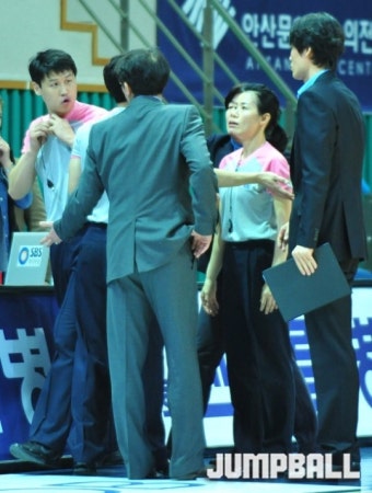 ‘욕설 논란’ 감독과 심판, 몸싸움 직전까지