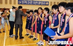 [WKBL총재배] 삼천포초, 우승 트로피와 참가 기념 매달