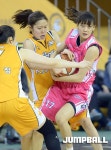 [WKBL] 홍아란와 신지현, 양팀 미녀들의 볼다툼