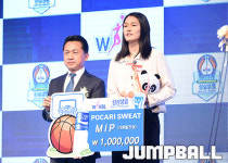 [JB포토] 포카리스웨트 MIP상 - 우리은행 최은실