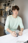 [JB포토] 카페에 앉아 포즈를 취하는 김윤