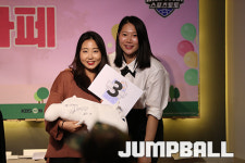 “30만원!”, “주문한 음료 나왔습니다” W카페에서 생긴 일