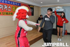 [JB포토] 세이커와 춤대결을 펼치는 경남전자고 학생