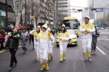 전설 차범근·서장훈, 청소년과 함께 성화봉송 나서