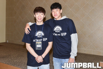 [JB포토] 이재도, 전성현 '상무 잘 다녀오겠습니다'