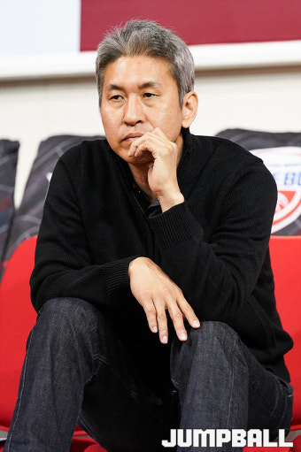 [JB포토] 대표팀 선수 점검 나선 남자농구대표팀 김상식 감독