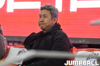 [JB포토] 진지하게 경기를 바라보는 김상식 남자국가대표팀 감독