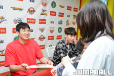 [JB포토] KCC 이정현 MVP의 여유로운 미소와 함께 사인을 팬들에게 전달