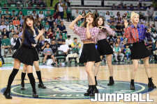 [JB포토] 하프타임에 축하공연하는 오마이걸