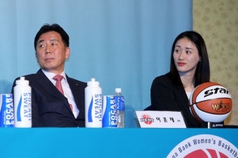 강이슬의 수비를 바라보는 이훈재 감독의 시선