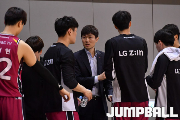 [JB포토] LG 강혁 코치 '조금 더 압박하면서 플레이해' | 포토뉴스