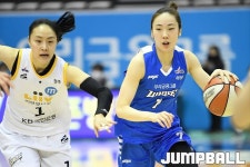 [JB포토] 우리은행 박혜진 KB 진영으로 돌파