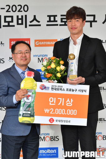 [JB포토] 게토레이 인기상 'DB 허웅(대리수상 김종규)'