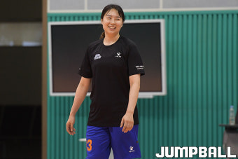 [JB포토] 삼성생명 김단비 '배구도 재미있어'