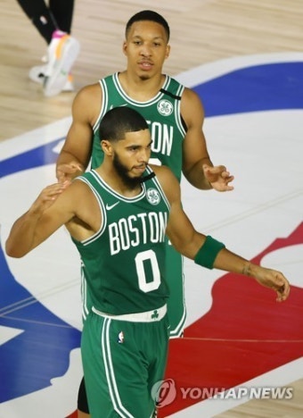 [NBA PO] 보스턴, '3점슛 5개' 그친 필라델피아 제압... 테이텀 33득점