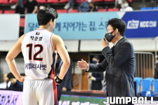 [JB포토] KT 서동철 감독 준영아 몸싸움 더 해보자