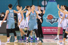 6라운드 전승 하나원큐, 신한은행 꺾으며 유종의 미 거두고 시즌 마무리