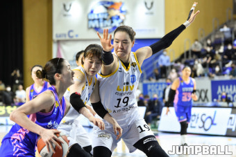 [JB포토] WKBL 챔프2차전, KB 강아정-박지수 '철벽수비'