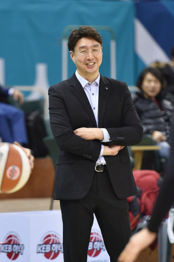 경력과 실력 인정받은 KB 김완수 감독 “부담있지만, 발전에 대한 기대 커”