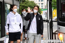 [JB포토] 버스 탑승하는 올림픽 여자농구대표팀 선수단