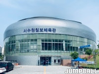 KT 홈 구장 서수원칠보체육관 앞에 걸린 환영 플래카드