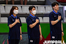 [JB포토] U19 농구월드컵, 국민의례하는 박수호감독과 이상훈 코치, 추연경 코치