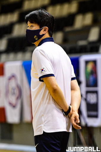 [JB포토] U19 여자농구월드컵, 선수들의 웜업을 지켜보는 박수호 감독