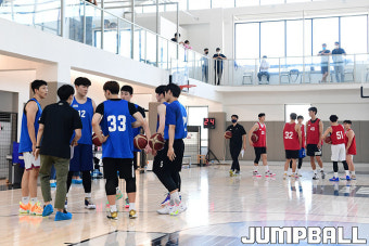 [JB포토] KBL 일반인 드래프트 실기테스트, 경기 시작전 작전 회의하는 블루팀과 레드팀