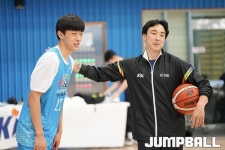 [JB포토] 격려를 아끼지 않는 김현중 코치