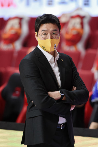 [벤치명암] ‘신임 감독 최초 1R 전승’ 김완수 감독 “선수들에게 고맙다”