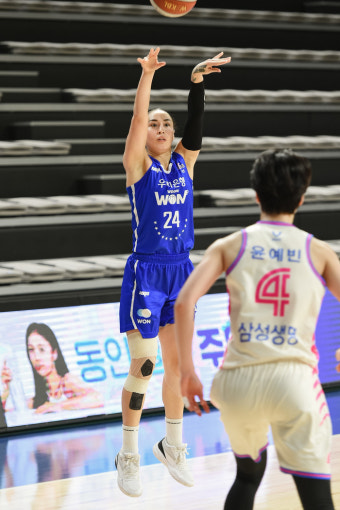 ‘김소니아-박혜진 39점 합작’ 우리은행, 삼성생명 꺾고 시즌 3승 신고