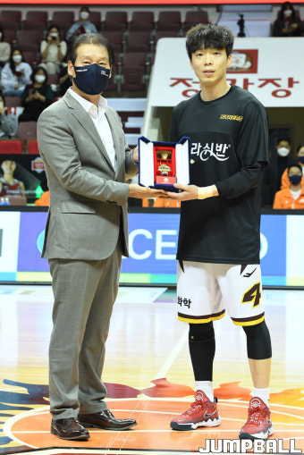 [현장분위기]  ‘웰컴 백 안양’ KGC,  이재도에게 우승 반지 전달
