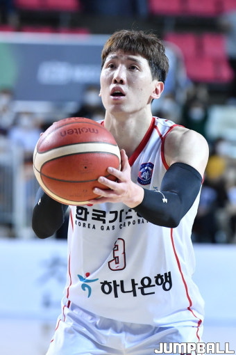 [투데이] 근육통 참고 뛴 두경민, 