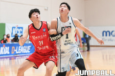 [JB포토] 몸싸움하는 KCC 김진용과 한국가스공사 김진모