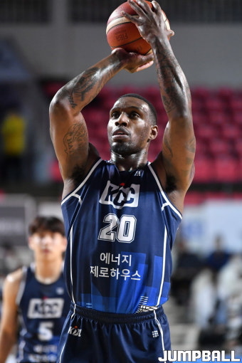 ‘라건아 25P-17R’ KCC, 외국선수 빠진 삼성에 28점차 대승