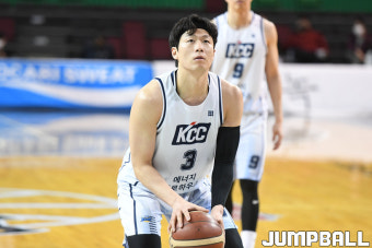 ‘라건아 골밑 지배’ KCC, 삼성 꺾고 PO 불씨 살려