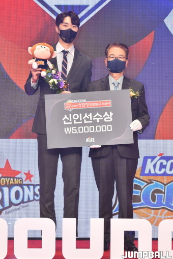 [KBL시상식] 포텐 터진 이우석, 2년차 최초 신인상 영예 안아