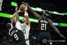[NBA] 밀워키, 보스턴에 역전승 거두며 시리즈 3-2 리드