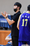 [JB포토] 2022 주말리그, 삼일상고 김민구 코치 굿샷이야