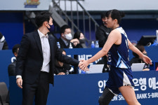 “기록지에는 안 나온다” 구나단 감독이 호평한 김태연의 궂은일