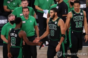 [NBA] 보스턴 에이스 테이텀, 방출된 켐바 워커 영입 러브콜 보냈다!