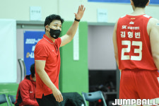 [JB포토] D리그, 김형빈에게 지시하는 SK 한상민 코치