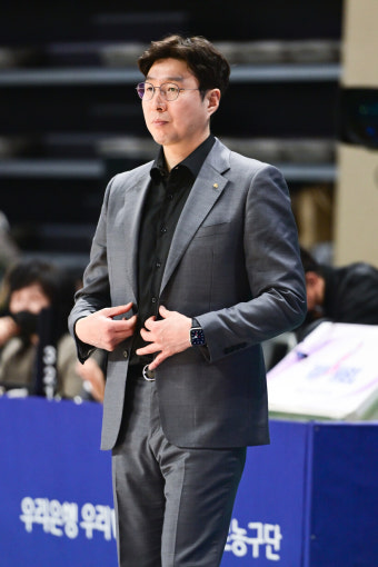 박지수 공백에 ‘혼란’ 겪는 KB스타즈 김완수 감독